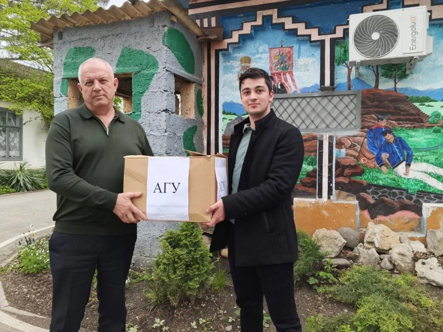 АГУ передал сладости пациентам военного госпиталя